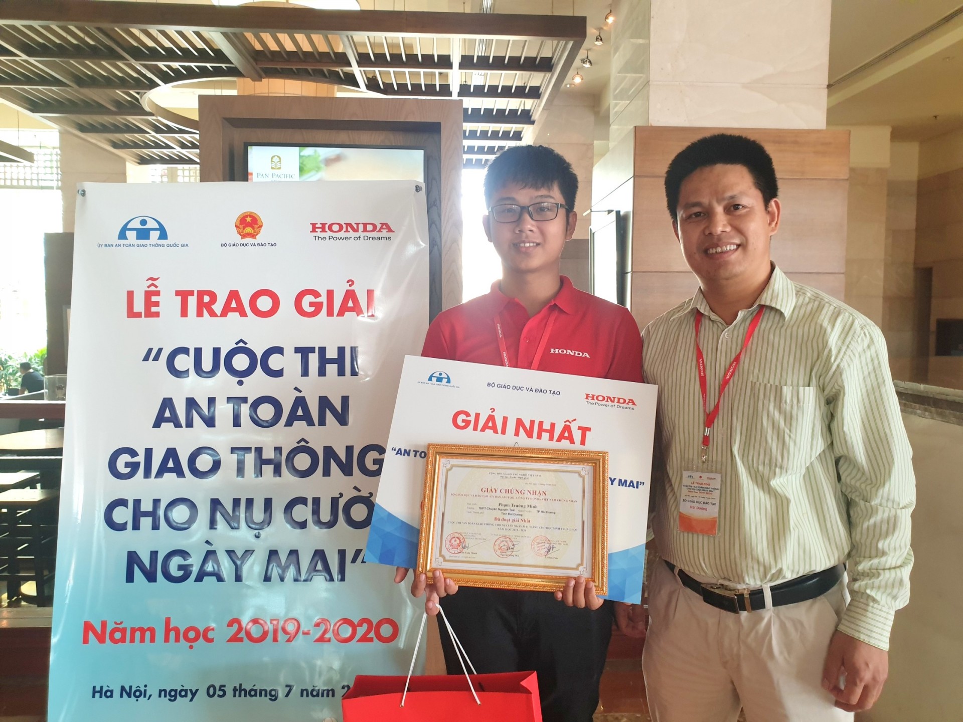   Em Phạm Trường Minh và thầy Hoàng Văn Phan - đại diện Sở GD&ĐT Hải Dương, 7/2020